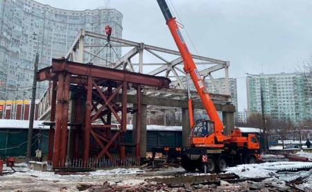 В Тропарево-Никулине демонтировали опасный мост-долгострой