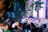 В «Ленкомовском дворике» Сергей Степанченко исполнил «Хорошие песни для хороших людей»