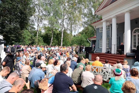 ФЕСТИВАЛЬ «ТРАДИЦИЯ» В ДЕВЯТЫЙ РАЗ ПРОШЕЛ В РОДОВОЙ УСАДЬБЕ А.С. ПУШКИНА